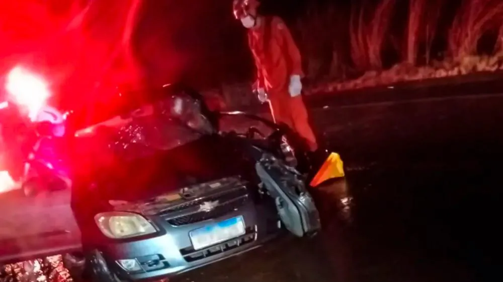Motorista embriagado provoca acidente e fica preso às ferragens